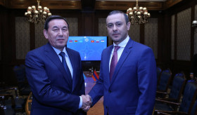 ՀՀ ԱԽ քարտուղար Արմեն Գրիգորյանը հանդիպեց ՂՀ նախագահի օգնական, անվտանգության խորհրդի քարտուղար Կալմուխանբետ Կասիմովի հետ