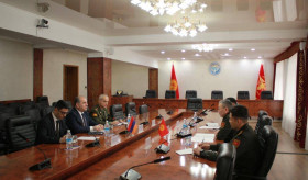 Դեսպան Ղևոնդյանը հանդիպել է Ղրղզստանի պաշտպանական գերատեսչության ղեկավարության հետ